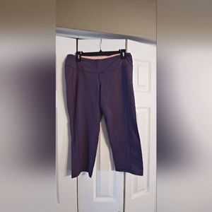 Womans Old Navy active fitted capris size large